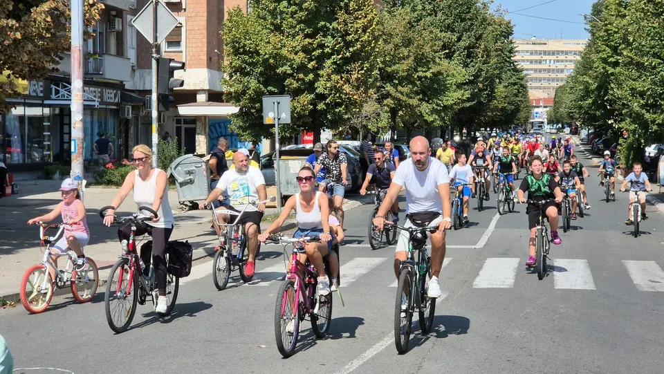 Kolona biciklista na vožnji kroz Pančevo, 13. septembar 2025.
