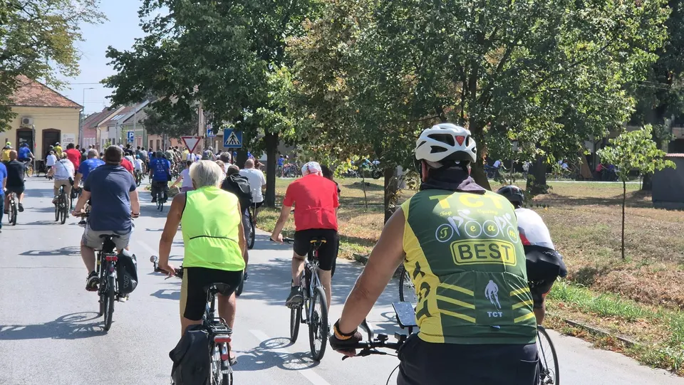 Kolona biciklista na vožnji kroz Pančevo, 13. septembar 2025.