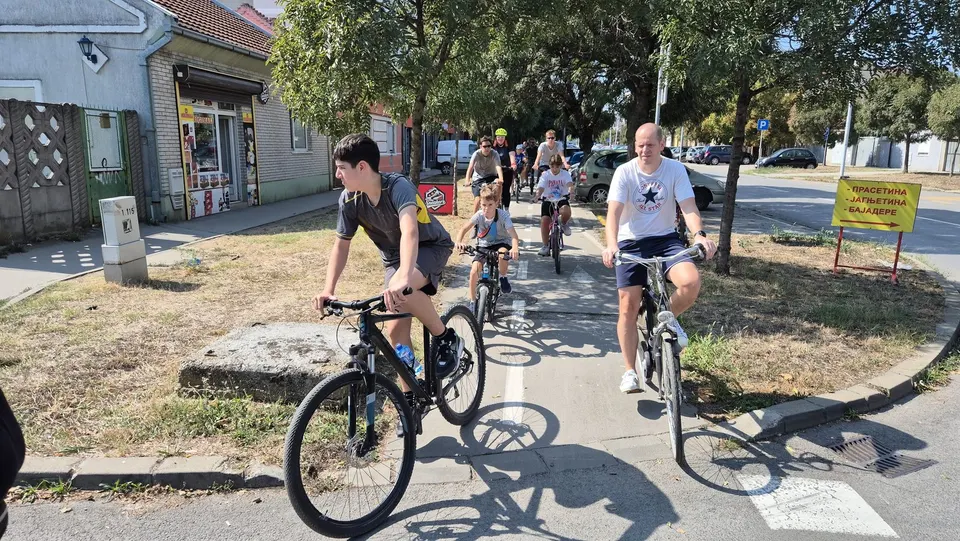 Kolona biciklista na vožnji kroz Pančevo, 13. septembar 2025.